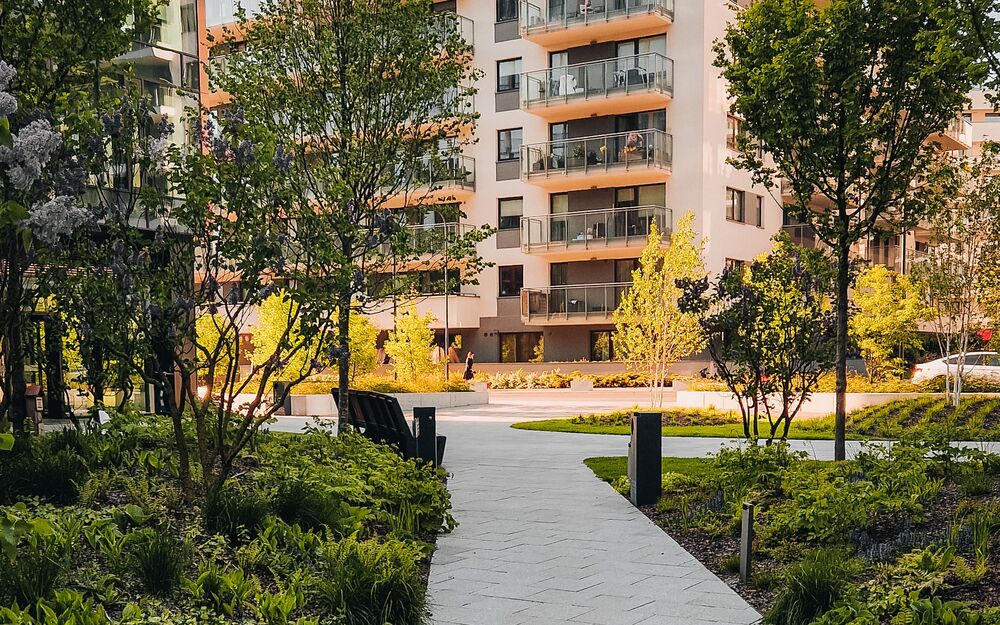 Landscaped courtyard at a multifamily apartment community